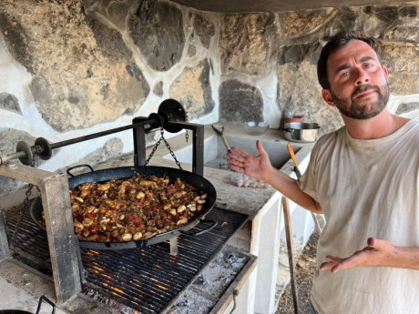 Yo no soy cazador, pero tengo amigos que sí, de vez en cuando he podido probar platos de pluma y por aquí 60