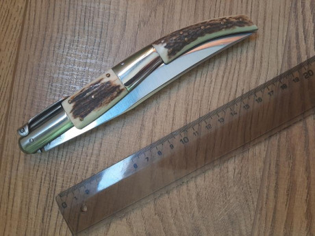 Buenas a todos, pongo a la venta esta navaja clásica Española de muelles fabricada en Santa Cruz de Mudela.
Es 01