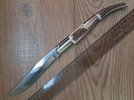 Buenas a todos, pongo a la venta esta navaja clásica Española de muelles fabricada en Santa Cruz de Mudela.
Es 00