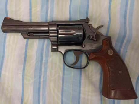 Se vende revólver Smith and Wesson modelo 19, calibre 357 Magnum con poquísimos disparos, es un 4 pulgadas 02