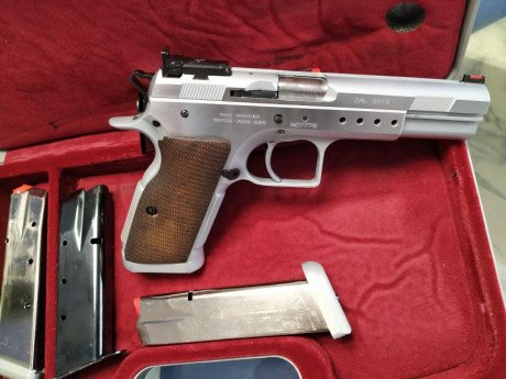 Vendo tanfoglio limited 9mm, buen estado en general, algunos roces de uso, se vende con 5 cargadores, 02