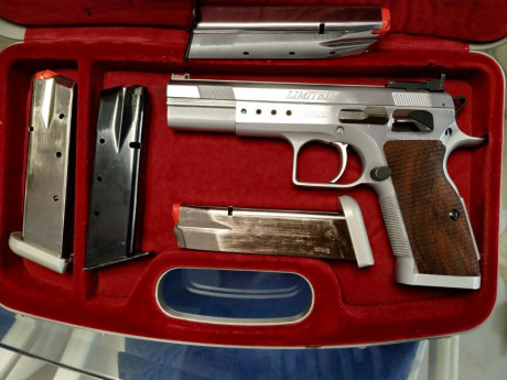 Vendo tanfoglio limited 9mm, buen estado en general, algunos roces de uso, se vende con 5 cargadores, 01