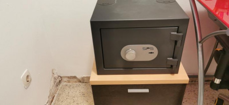 Se vende armero por retiro del tiro tiene sus 2 llaves y papeles en regla precio 300
es del año 2015 se 00