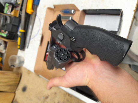 Hola, vendo este revolver Gamo modelo PR-776 calibre 4,5 de co2. Su estado es excelente, tanto de estética 10