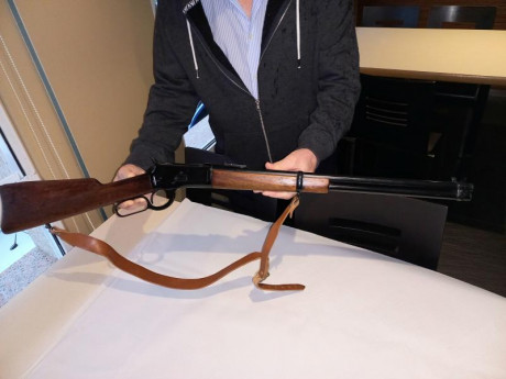 Buenos días
Un buen amigo vende su Winchester 1892 en calibre 44-40.
Se trata de un modelo original fabricado 01