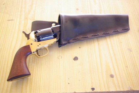 Estoy teniendo problemas para soltar la chaveta que sujeta el cañón de mi  Colt .

El amigo  madbullet 60