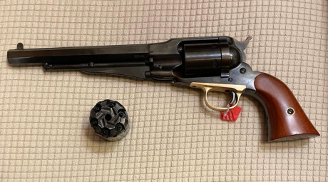 Vendo Uberti 1858 New Impreoved conversion 45Colt 8” incluido tambor de avantcarga, el arma tiene menos 00