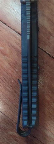 Vendo esta estupenda navaja, fabricada en EEUU y ya descatalogada.
Acero AUS8, dureza de la hoja HRC 57-58, 20