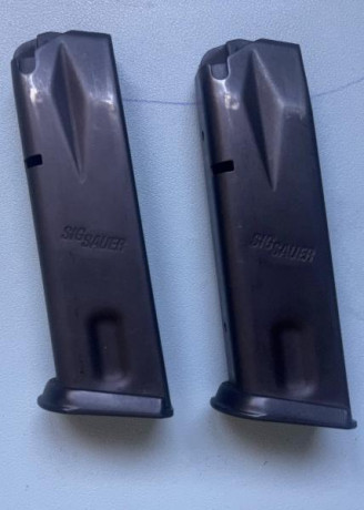 Vendo dos cargadores originales (13 cartuchos) para la P-228. 15 euros cada uno, 25 la pareja IMG_9462D.JPG 02