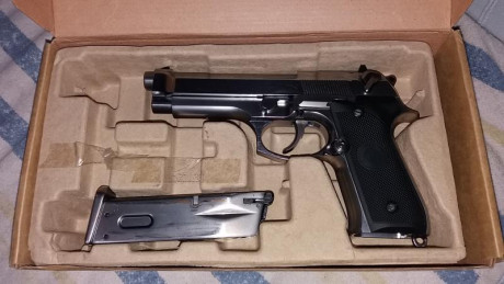 Beretta M92 gen II, color silver, completamente metalica, dispara en modo semi o full auto, con seguro 01