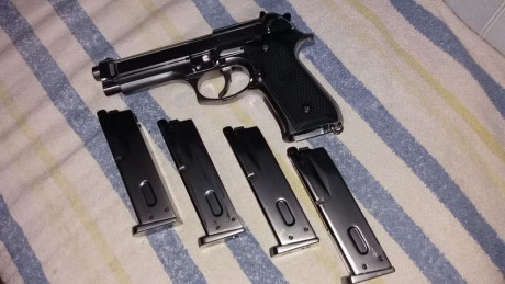 Beretta M92 gen II, color silver, completamente metalica, dispara en modo semi o full auto, con seguro 00