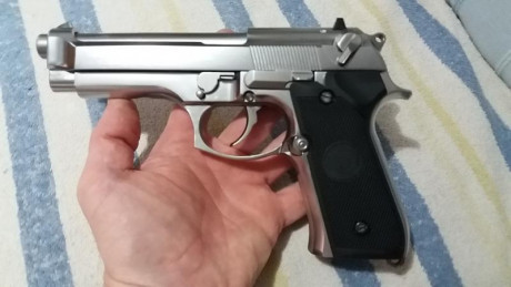 Beretta M92 gen II, color silver, completamente metalica, dispara en modo semi o full auto, con seguro 12