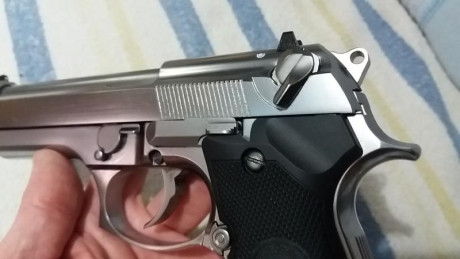 Beretta M92 gen II, color silver, completamente metalica, dispara en modo semi o full auto, con seguro 11