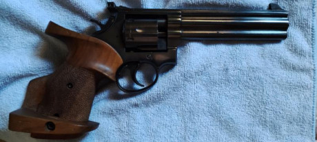 Se vende magnifico revolver Erma del 32 es muy preciso y esta en muy buen estado. Se encuentra en Cadiz. 02