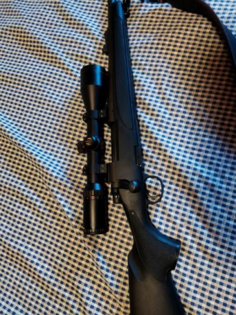 Rifle Remington modelo 700
Cargador extraíble
Calibre 7mrm
Cañón de 66ctm
Dos temporadas de caza casi 01
