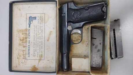 Pistola Astra modelo 300 calibre 380 (9 corto) con 3 cargadores y caja original. Para guiar con licencia 02