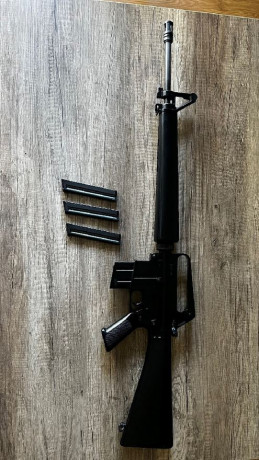Buenos disa a todos. Vendo una carabina en calibre 22, Marca Adler, replica M16 con 3 cargadores. Muy 02