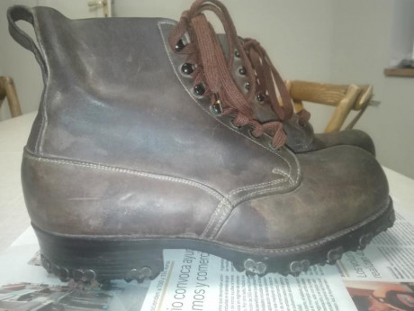 se venden botas ejercito suizo cazadores montaña talla 43, precio 90 euros mas portes 02