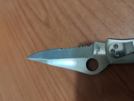 Hola vendo esta spyderco police la compre en un mercadillo aun ahora no llego a confirmar si es original 01