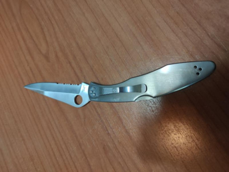 Hola vendo esta spyderco police la compre en un mercadillo aun ahora no llego a confirmar si es original 00