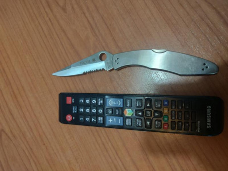 Hola vendo esta spyderco police la compre en un mercadillo aun ahora no llego a confirmar si es original 10