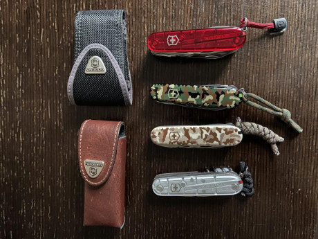 4 + 1 navajas Victorinox
1 Huntsman silvertech
1 Ranger greencamo
1 Tinker Deluxe desertcamo
1 Swisschamp 02