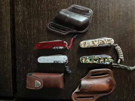 4 + 1 navajas Victorinox
1 Huntsman silvertech
1 Ranger greencamo
1 Tinker Deluxe desertcamo
1 Swisschamp 01