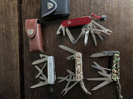 4 + 1 navajas Victorinox
1 Huntsman silvertech
1 Ranger greencamo
1 Tinker Deluxe desertcamo
1 Swisschamp 00