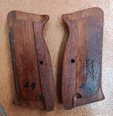 Vendo cachas de madera labrada Cz75/85, nuevas sin uso, terminadas al aceite de tung.
45 euros envío incluido 01