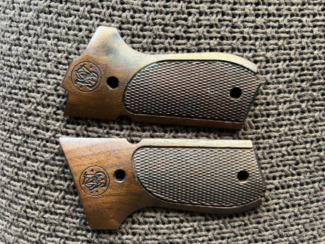 VENDIDAS. cachas originales para pistola Smith&Wesson 952-1
En buen estado. Precio 60 Eur mas portes.
Saludos 00