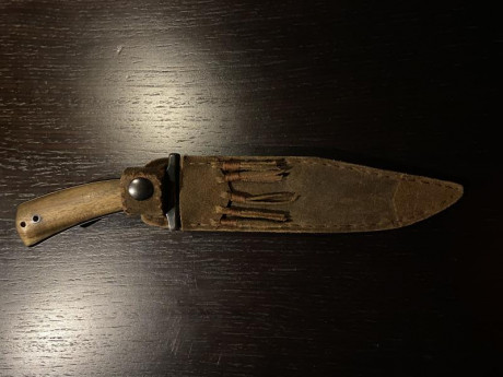 Tuneado por su anterior dueño (compañero del foro). Hoja pavonada y cachas en teka, creo. La funda “Comanchera” 02