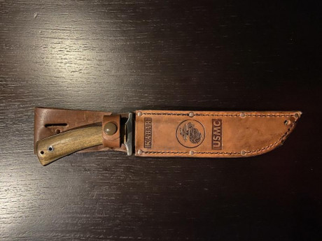 Tuneado por su anterior dueño (compañero del foro). Hoja pavonada y cachas en teka, creo. La funda “Comanchera” 01