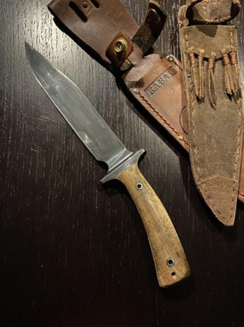 Tuneado por su anterior dueño (compañero del foro). Hoja pavonada y cachas en teka, creo. La funda “Comanchera” 12