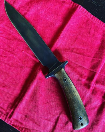 Tuneado por su anterior dueño (compañero del foro). Hoja pavonada y cachas en teka, creo. La funda “Comanchera” 11