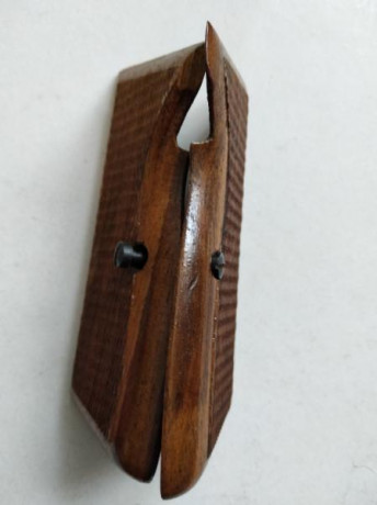 Hola, 
pongo una pareja de cachas de madera cuadrillada con sus tornillos , para la pistola FEG M90 de 02