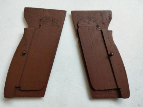 Hola, 
pongo una pareja de cachas de madera cuadrillada con sus tornillos , para la pistola FEG M90 de 01