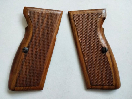 Hola, 
pongo una pareja de cachas de madera cuadrillada con sus tornillos , para la pistola FEG M90 de 00