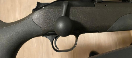 Hola compañeros,

Pongo a la venta el rifle de un amigo.
Es un Blaser R8 sintético. Calibre 338.
Cañón 10