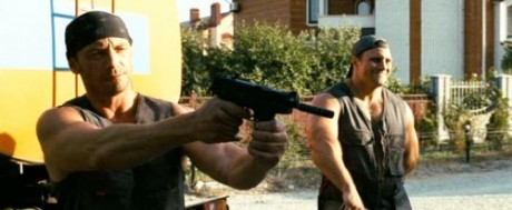 Compañeros,

En vista de las ganas de algunos (Elcafe, Wilcow, Vrakk, etc) por adivinar armas de películas 60