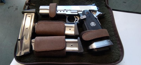 Hola.
Vendo pistola semiautomática tipo 2011.
Armazón y piezas interiores Infinity, corredera Caspian 00