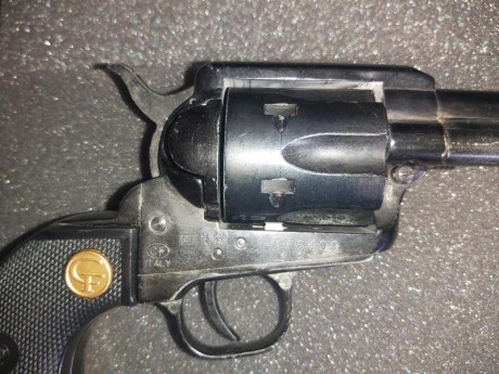 Hola buenas.

Pongo a la venta estas tres pistolas.

Se trata de una KENTUCKY ARMI SPORT cal.45 lc de 11