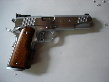 vendo pistola 9mm marca SPS FALCON como nueva solo disparado 300 tiros.
contiene maletín original cachas 00