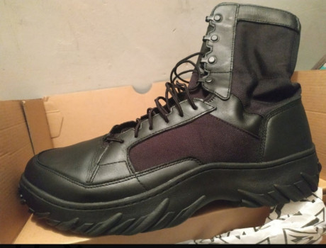 1. Zapatillas Salomon Forces Mid. Buen estado. VENDIDAS
2. Botas Oakley Field Assault. A estrenar. Talla 21