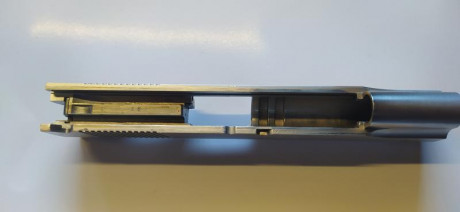 Hola.
Vendo pistola semiautomática tipo 2011.
Armazón y piezas interiores Infinity, corredera Caspian 30