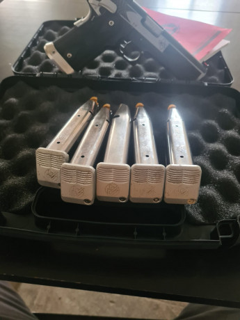 Se vende pistola sti apeiro del 40s&w  preparada para ipsc como nueva.
Tiene cambiado aletas y muelles 10
