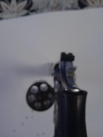 Vendo revolver S W 686 de 6 pulgadas.  500 Euros con envio incluido a la peninsula.
Intento adjuntar fotos
El 01