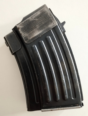 Hola. Vendo este cargador de acero para AK-47, con capacidad de 10 cartuchos del 7,62x39mm, nuevo de fábrica 02