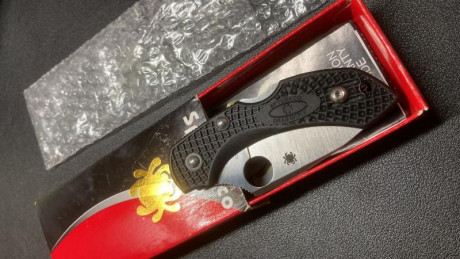 Buenas tardes señores. Pongo en venta parte de mi colección. 

Spyderco Desgonfly 2 80€ 
CRKT M16-14SF 22
