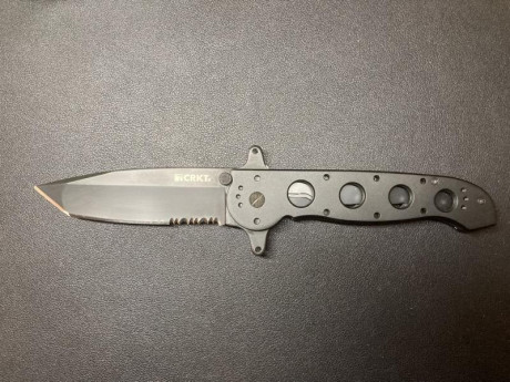 Buenas tardes señores. Pongo en venta parte de mi colección. 

Spyderco Desgonfly 2 80€ 
CRKT M16-14SF 20