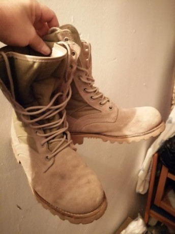 Vendo uniforme usado del Ejército de Tierra con botas del número 42. 10€.

Tambien chaquetilla de verano 00